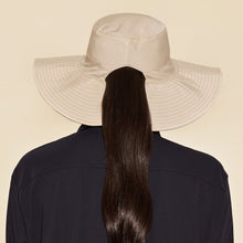 Carica l'immagine nel visualizzatore di Gallery, Model Back: Uv Line Chapeau Souple/Capeline San Diego Areia Kaki Upf50+