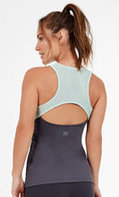 Carica l'immagine nel visualizzatore di Gallery, Model Back: Alto Giro Fitness Haut Regata Skin Fit Recorte Frente