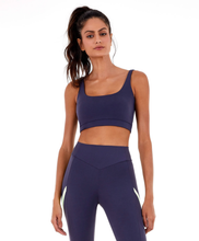 Carica l'immagine nel visualizzatore di Gallery, Model Front: Alto Giro Fitness Haut Top Blackout Costas Regata Cinza Odyssey