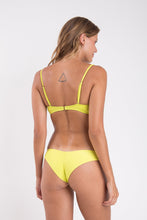 Carica l'immagine nel visualizzatore di Gallery, Model Back: Rio De Sol Haut Top Citrico Bandeau-Crispy