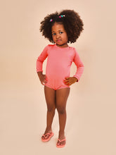 Carica l'immagine nel visualizzatore di Gallery, Model Front: Uv Line Maillot De Bain Bébé Baby Longsleeve Swimsuit Coral Upf50+