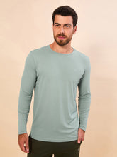 Carica l'immagine nel visualizzatore di Gallery, Model Front: Uv Line T-Shirt Longsleeve New Fit Masc Verde Agua Upf50+