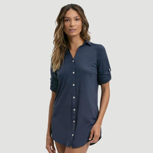 Carica l'immagine nel visualizzatore di Gallery, Model Front: Uv Line Vêtement De Plage Shirtdress Copenhagen Fem Navy Blue Upf50+