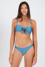 Carica l'immagine nel visualizzatore di Gallery, Model Front: Rio De Sol Ensemble Set Shimmer-Baltic-Sea Bandeau-Knot Nice-Fio