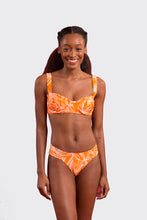 Carica l'immagine nel visualizzatore di Gallery, Model Front: Rio De Sol Haut Top Trail-Orange Amelia