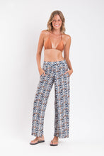 Carica l'immagine nel visualizzatore di Gallery, Model Front: Rio De Sol Pantalon De Plage Ikat Wide Pants