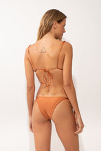 Carica l'immagine nel visualizzatore di Gallery, Model Back: Rio De Sol Haut Top Shimmer-Nocciola Lia-Noa