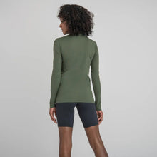 Carica l'immagine nel visualizzatore di Gallery, Model Back: Uv Line T-Shirt Longsleeve Uvpro Fem Verde Militar Upf50+