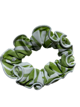 Carica l'immagine nel visualizzatore di Gallery, Product Front: Rio De Sol Chouchou Palms Scrunchie