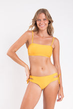 Carica l'immagine nel visualizzatore di Gallery, Model Front: Rio De Sol Ensemble Set Solar Bandeau-Reto Madrid