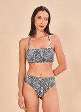 Carica l'immagine nel visualizzatore di Gallery, Model Front: Uv Line Ensemble Set Bandeau Asas Upf50+