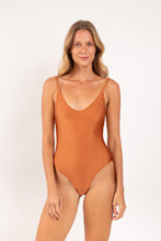Carica l'immagine nel visualizzatore di Gallery, Model Front: Rio De Sol Une Pièce Shimmer-Nocciola Hype-Noa