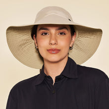 Carica l'immagine nel visualizzatore di Gallery, Model Front: Uv Line Chapeau Souple/Capeline San Diego Areia Kaki Upf50+