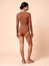 Carica l'immagine nel visualizzatore di Gallery, Model Back: Uv Line Une Pièce Long Sleeve Swimsuit Macae Brown Upf50+