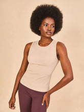 Carica l'immagine nel visualizzatore di Gallery, Gallery: Uv Line Fitness Haut Regata Fem Ribbed Sand Upf50+