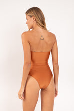 Carica l'immagine nel visualizzatore di Gallery, Model Back: Rio De Sol Une Pièce Shimmer-Nocciola Sara-Op
