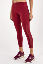 Carica l'immagine nel visualizzatore di Gallery, Model Front: Alto Giro Fitness Bas Legging Hyper Bordado Lateral Vermelho Power