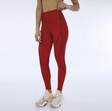 Carica l'immagine nel visualizzatore di Gallery, Model Front: Alto Giro Fitness Bas Legging Hyper Recortes Atlanta Vermelho Haute Red
