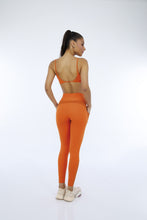 Carica l'immagine nel visualizzatore di Gallery, Model Back: Alto Giro Fitness Bas Legging Hyper Regulagem No Cos Laranja Orangeade