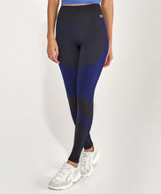 Carica l'immagine nel visualizzatore di Gallery, Model Front: Alto Giro Fitness Bas Legging Sem Costura Emana Bicolor Preto