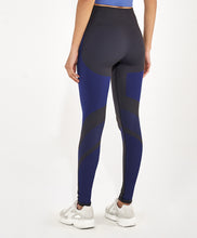 Carica l'immagine nel visualizzatore di Gallery, Model Back: Alto Giro Fitness Bas Legging Sem Costura Emana Bicolor Preto
