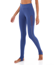 Carica l'immagine nel visualizzatore di Gallery, Model Front: Alto Giro Fitness Bas Legging Staff Com Tule E Silk Azul Movement