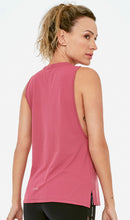 Carica l'immagine nel visualizzatore di Gallery, Model Back: Alto Giro Fitness Haut Regata Skin Fit Aberturas Laterais Cinza Rosa
