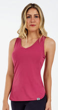 Carica l'immagine nel visualizzatore di Gallery, Model Front: Alto Giro Fitness Haut Regata Skin Fit Alongada Gola V Rosa