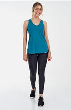 Carica l'immagine nel visualizzatore di Gallery, Model Front: Alto Giro Fitness Haut Regata Skin Fit Alongada Gola V Verde Strong