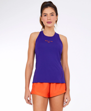 Carica l'immagine nel visualizzatore di Gallery, Model Front: Alto Giro Fitness Haut Regata Skin Fit Costas Nadador Roxo Eletric