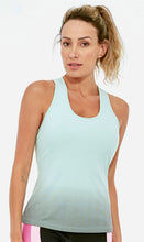 Carica l'immagine nel visualizzatore di Gallery, Model Front: Alto Giro Fitness Haut Regata Skin Fit Degrade Menta