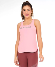 Carica l'immagine nel visualizzatore di Gallery, Model Front: Alto Giro Fitness Haut Regata Skin Fit Inspiracional Rosa Icing