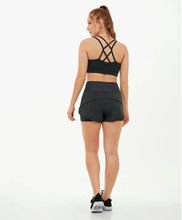 Carica l'immagine nel visualizzatore di Gallery, Model Back: Alto Giro Fitness Bas Shorts Bahamas Elastic Transpassado Preto
