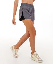 Carica l'immagine nel visualizzatore di Gallery, Model Front: Alto Giro Fitness Bas Shorts Tecnospan Abertura Lateral Cinza Chumbo