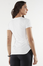 Carica l'immagine nel visualizzatore di Gallery, Model Back: Alto Giro Fitness Haut T-Shirt Skin Fit Alongada Gola V Branco