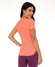 Carica l'immagine nel visualizzatore di Gallery, Model Back: Alto Giro Fitness Haut T-Shirt Skin Fit Alongada Gola V Laranja Melon