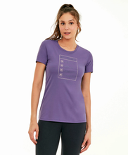 Carica l'immagine nel visualizzatore di Gallery, Model Front: Alto Giro Fitness Haut T- Shirt Skin Fit Inspiracional Roxo Potion