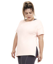Carica l'immagine nel visualizzatore di Gallery, Model Front: Alto Giro Fitness Haut T-Shirt Skin Fit Silk Gola Plus Rosa Respire