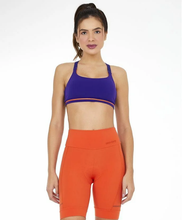 Carica l'immagine nel visualizzatore di Gallery, Model Front: Alto Giro Fitness Haut Top Blackout Ii Recorte Costas Fusionado Roxo Eletric