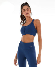 Carica l'immagine nel visualizzatore di Gallery, Model Front: Alto Giro Fitness Haut Top Bodytex Ii Abertura Com Ziper Azul Ocean
