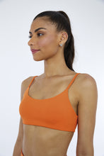 Carica l'immagine nel visualizzatore di Gallery, Model Front: Alto Giro Fitness Haut Top Hyper Costas Decotada Laranja Orangeade