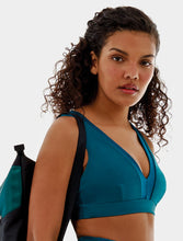 Carica l'immagine nel visualizzatore di Gallery, Model Front: Alto Giro Fitness Haut Top Up Co2 Com Recortes Atlanta Azul