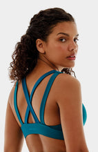 Carica l'immagine nel visualizzatore di Gallery, Model Back: Alto Giro Fitness Haut Top Up Co2 Com Recortes Atlanta Azul