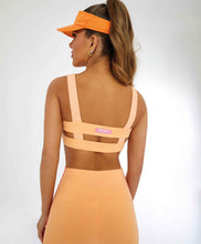Carica l'immagine nel visualizzatore di Gallery, Model Back: Alto Giro Fitness Haut Top Verticale Detalhe Tiras Laranja Gym