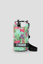Carica l'immagine nel visualizzatore di Gallery, Model Front: Feelfree Sac De Plage Dry Tube 1,5L Tropical Harmony Mint