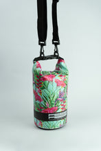 Carica l'immagine nel visualizzatore di Gallery, Model Back: Feelfree Sac De Plage Dry Tube 1,5L Tropical Harmony Mint