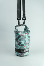 Carica l'immagine nel visualizzatore di Gallery, Model Back: Feelfree Sac De Plage Dry Tube 1,5L Tropical Organic Teal