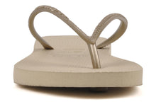 Carica l'immagine nel visualizzatore di Gallery, Model Front: Havaianas Tongs Slim Sand Grey/Light Golden
