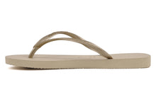 Carica l'immagine nel visualizzatore di Gallery, Model Back: Havaianas Tongs Slim Sand Grey/Light Golden