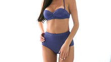 Carica e avvia il video nel visualizzatore di galleria, Video: Rio De Sol Bas Calcinha Radiante Azul Marinho Hot Pant